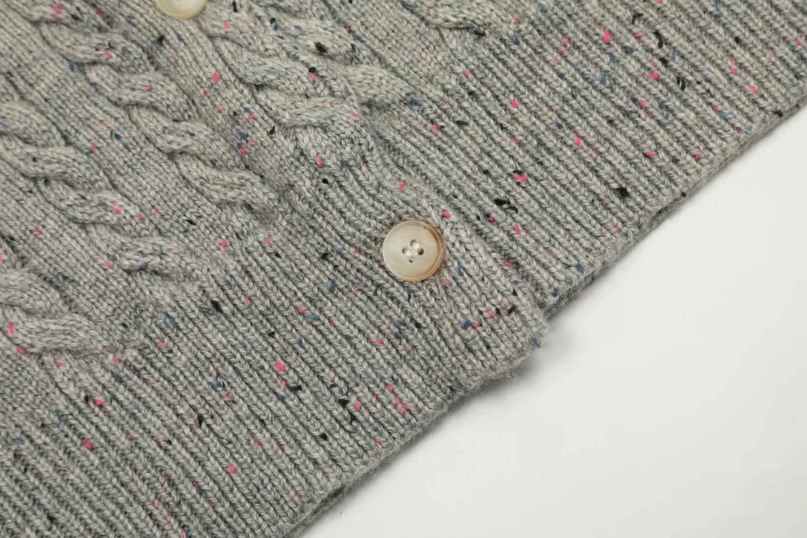 vivienne west wood Vivienne heavy-duty twist multi-color classic cardigan knitted sweater wool 2024 autumn latest style 🧩 15% merino cotton wool 85% wool blend 🧩Correct Italian 🇮🇹100% wool washed wheat logo Size: S -M- L Color: White Dark Gray Blue